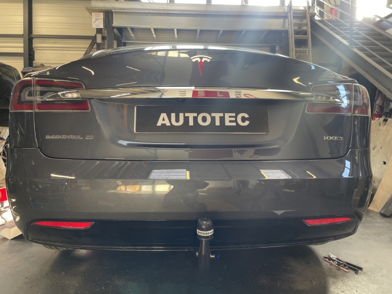 Fourniture et pose d'attelage pour porte vélos sur Tesla modèle 3, Y et S à Lyon et alentours