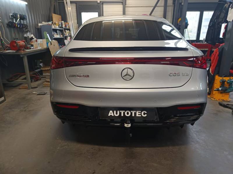 Pose d'attelage sur voiture premium SUV électrique à Oullins Pierre-Bénite près de Lyon