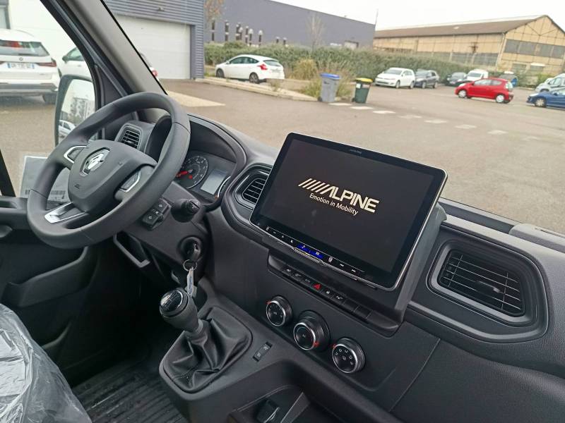 Installez l'autoradio Alpine ILX-F115D