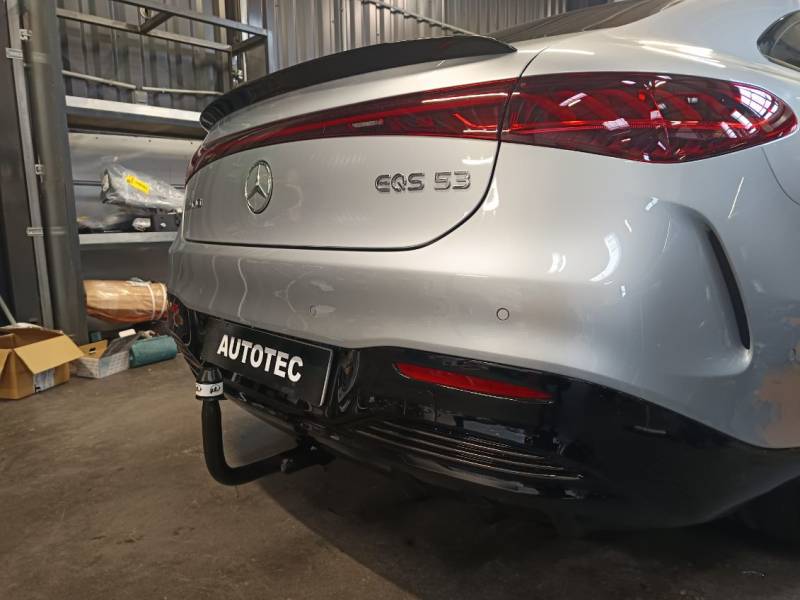 Pose d'attelage sur voiture premium SUV électrique à Oullins Pierre-Bénite près de Lyon