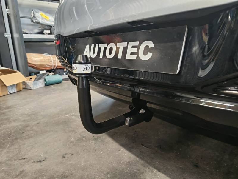 Pose d'attelage sur voiture premium SUV électrique à Oullins Pierre-Bénite près de Lyon